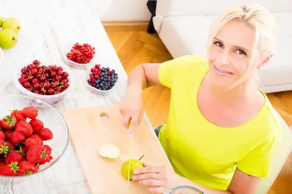 Mogen kvinna förbereder en smoothie — Stockfoto